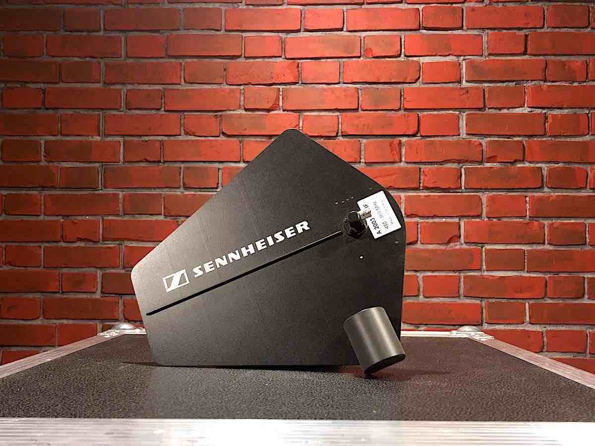 Sennheiser-A2003UHF-passive-Breitband-Richtantenne-UHF-Haifischflosse-Antenne