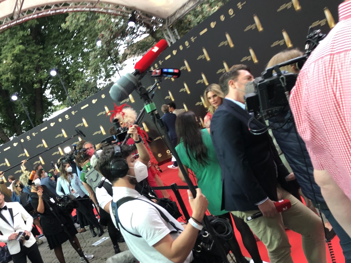 Frequenzmanagement & -monitoring, Rental HF-Technik | Sennheiser, Shure, Motorola, DPA, Neumann | Mikrofon & In-Ear-Monitoring | Konzert, Touring, TV-Broadcast, Film | hdg-wireless | professional wireless management & monitoring
 | Pic:26