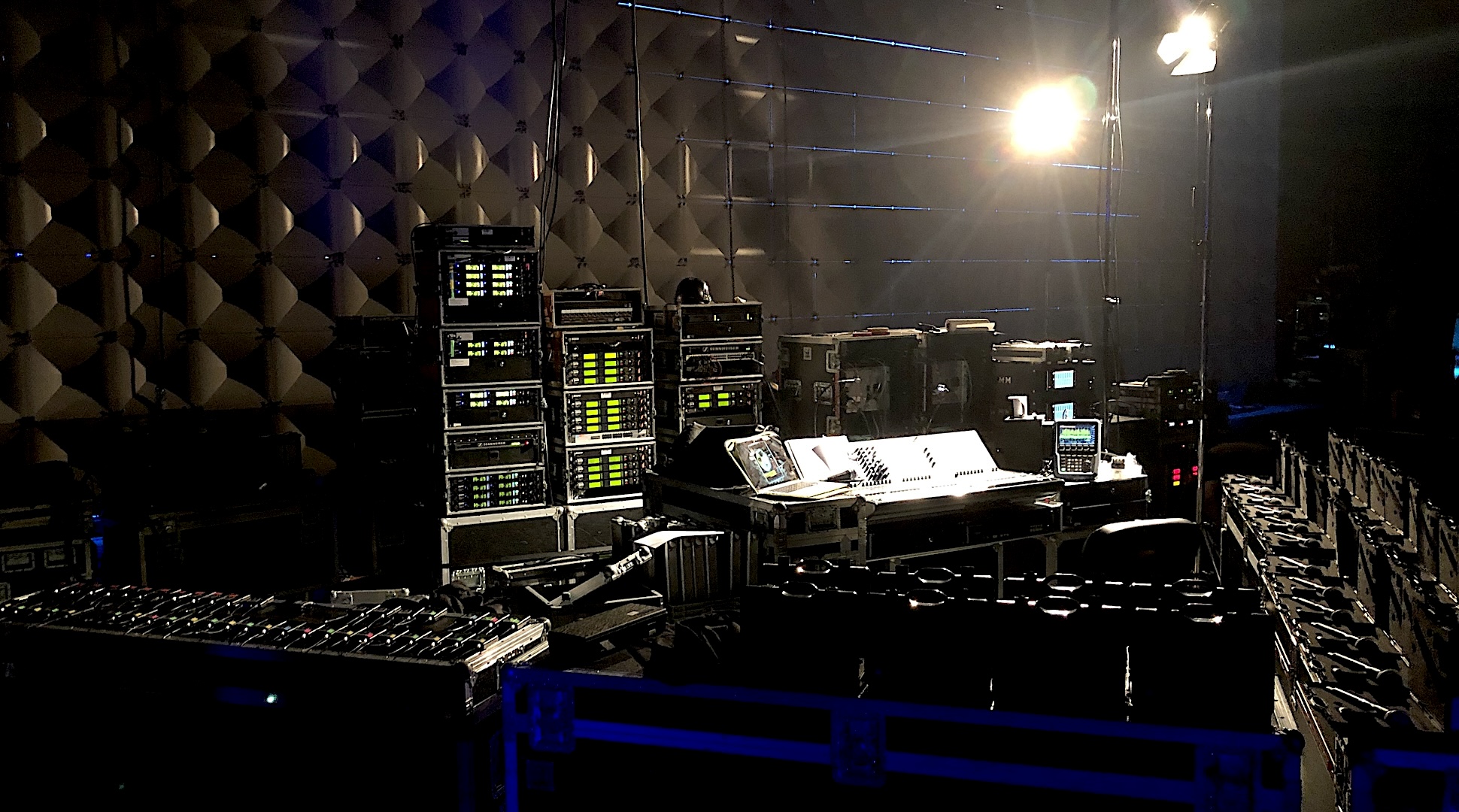 Frequenzmanagement & -monitoring, Rental HF-Technik | Sennheiser, Shure, Motorola, DPA, Neumann | Mikrofon & In-Ear-Monitoring | Konzert, Touring, TV-Broadcast, Film | hdg-wireless | professional wireless management & monitoring
 | Pic:8