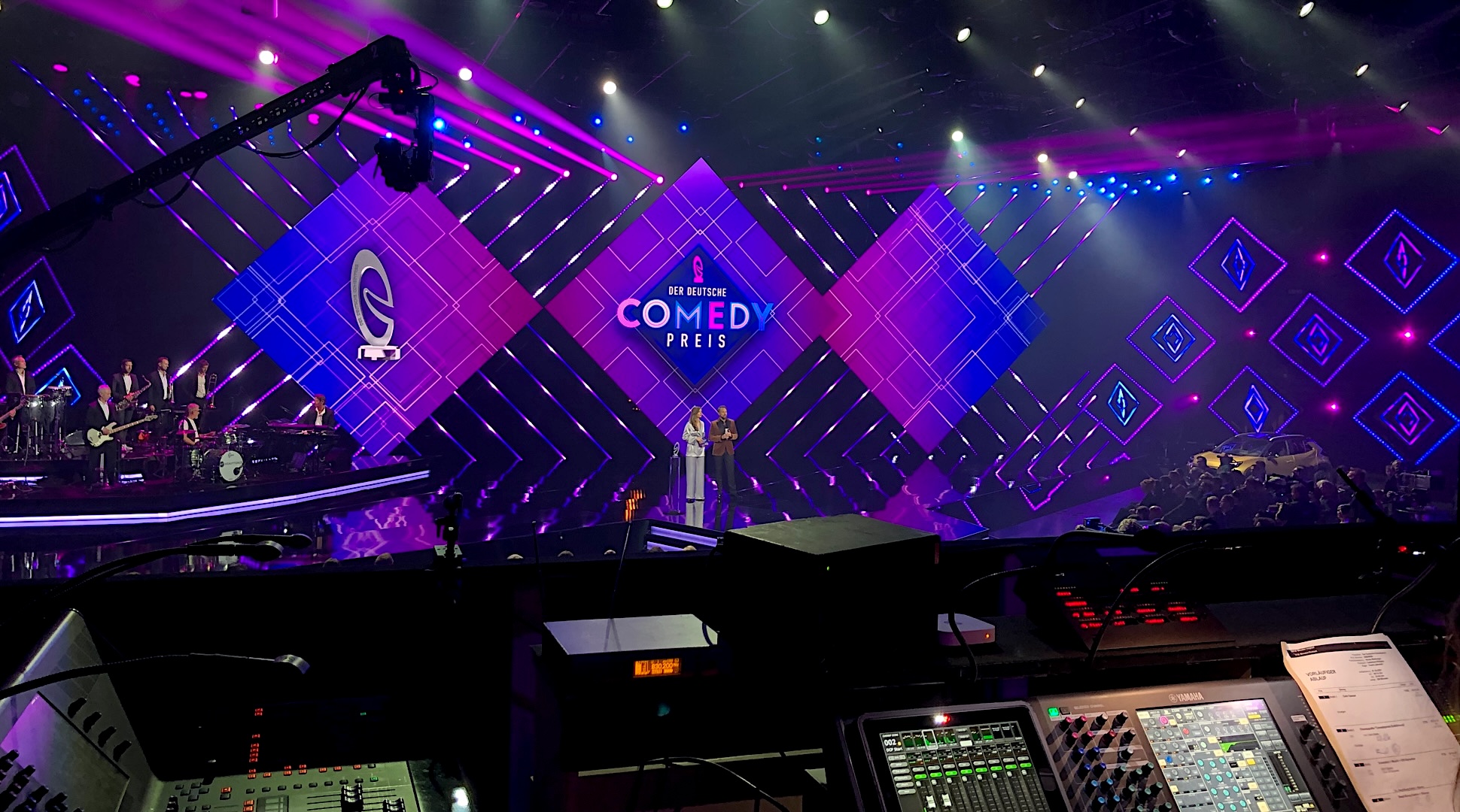 Frequenzmanagement & -monitoring, Rental HF-Technik | Sennheiser, Shure, Motorola, DPA, Neumann | Mikrofon & In-Ear-Monitoring | Konzert, Touring, TV-Broadcast, Film | hdg-wireless | professional wireless management & monitoring
 | Pic:30