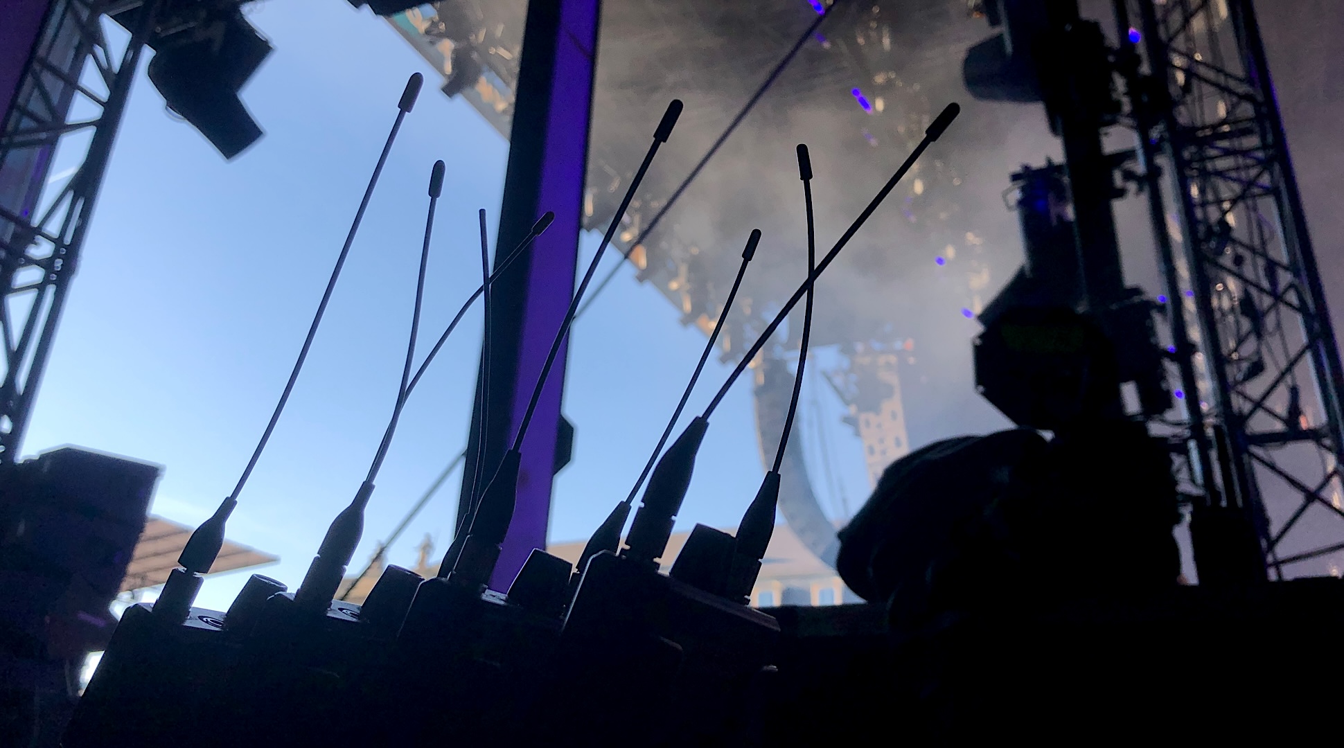 Frequenzmanagement & -monitoring, Rental HF-Technik | Sennheiser, Shure, Motorola, DPA, Neumann | Mikrofon & In-Ear-Monitoring | Konzert, Touring, TV-Broadcast, Film | hdg-wireless | professional wireless management & monitoring
 | Pic:33