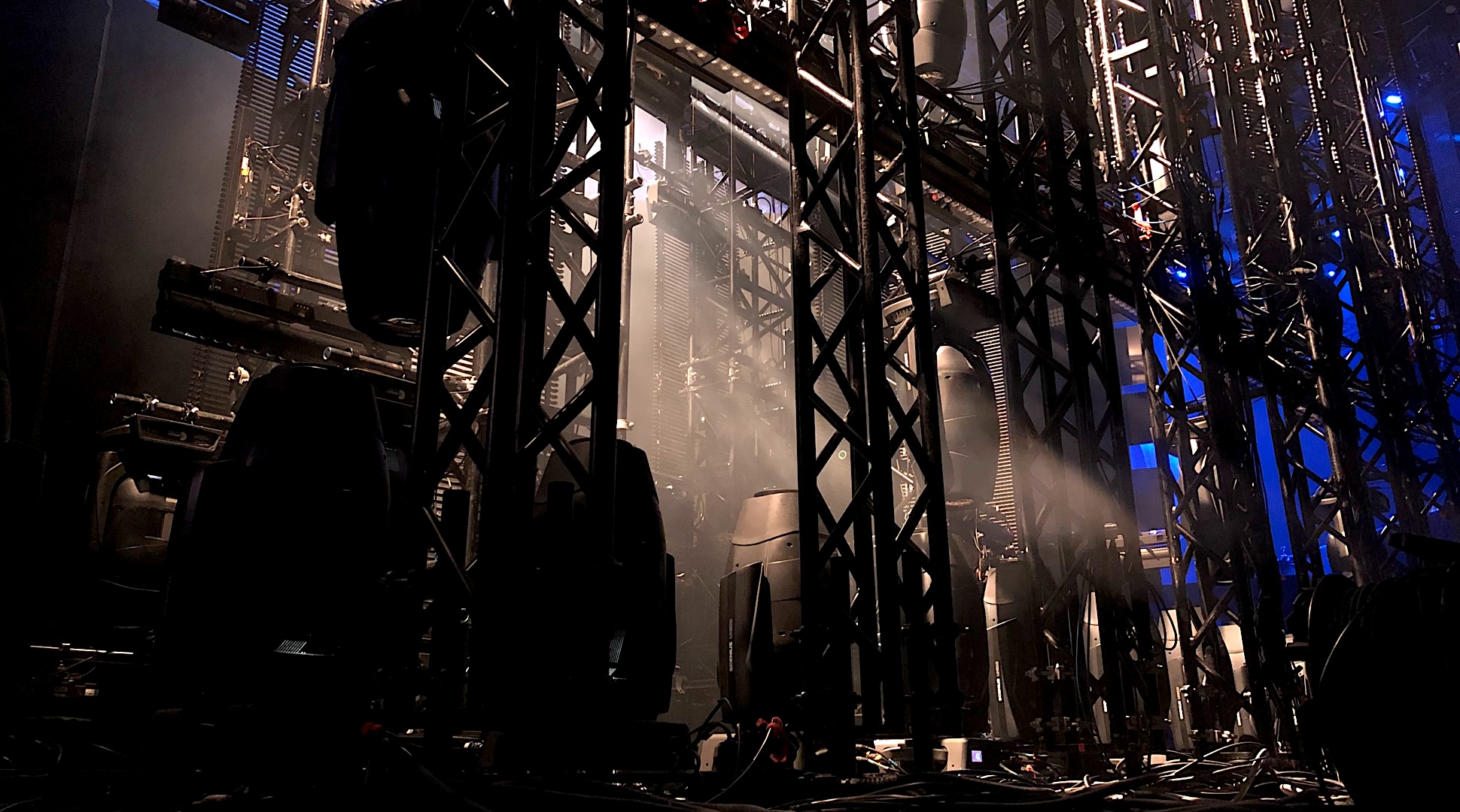 Frequenzmanagement & -monitoring, Rental HF-Technik | Sennheiser, Shure, Motorola, DPA, Neumann | Mikrofon & In-Ear-Monitoring | Konzert, Touring, TV-Broadcast, Film | hdg-wireless | professional wireless management & monitoring
 | Pic:34