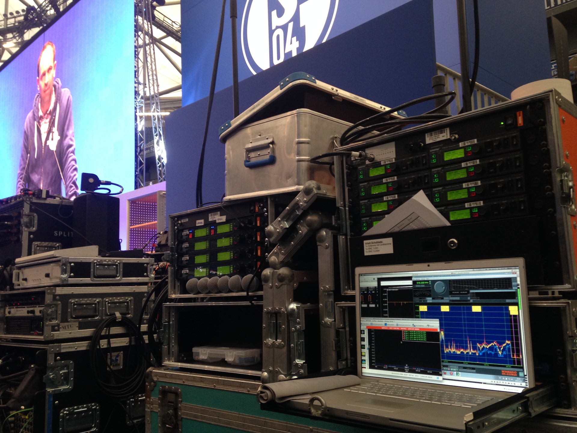 Frequenzmanagement & -monitoring, Rental HF-Technik | Sennheiser, Shure, Motorola, DPA, Neumann | Mikrofon & In-Ear-Monitoring | Konzert, Touring, TV-Broadcast, Film | hdg-wireless | professional wireless management & monitoring
 | Pic:43